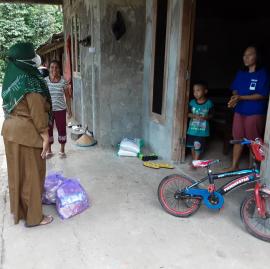 ANJANGSANA SATGAS COVID - 19 KALURAHAN UMBULREJO KEPADA WARGA YANG ISOMAN MANDIRI